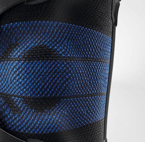 Nahaufnahme einer GenuTrain Oa Knieorthese, die den texturierten Bereich mit blauen Akzenten zeigt. Dieser Bereich bietet gezielte Unterstützung und Kompression für das Kniegelenk, um Schmerzen bei Arthrose zu lindern und die Beweglichkeit zu verbessern. Die Orthese ist aus hochwertigen Materialien gefertigt, um Stabilität und Tragekomfort zu gewährleisten.